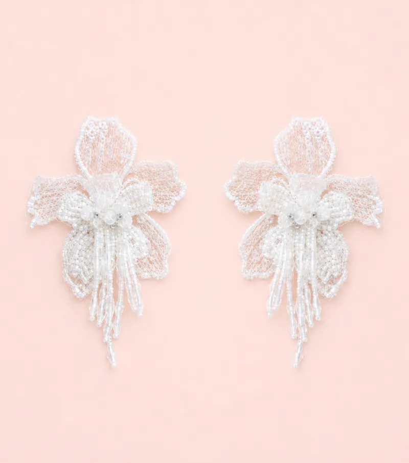 Aretes de flores blancas